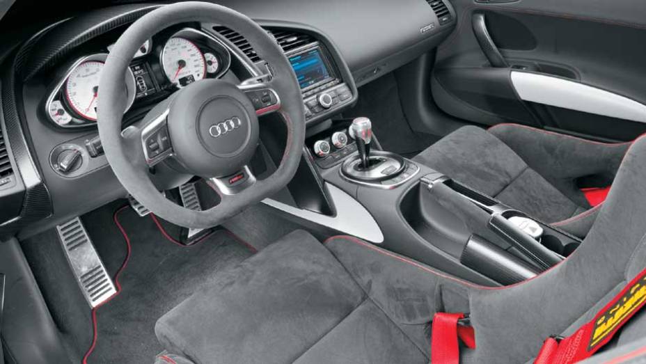R8 GT tem materiais nobres no acabamento, como couro sint&eacute;tico Alcantara, alum&iacute;nio e fibra de carbono | <a href="https://preprod.quatrorodas.abril.com.br/carros/testes/aud-r8-gt-641441.shtml" rel="migration">Leia mais</a>