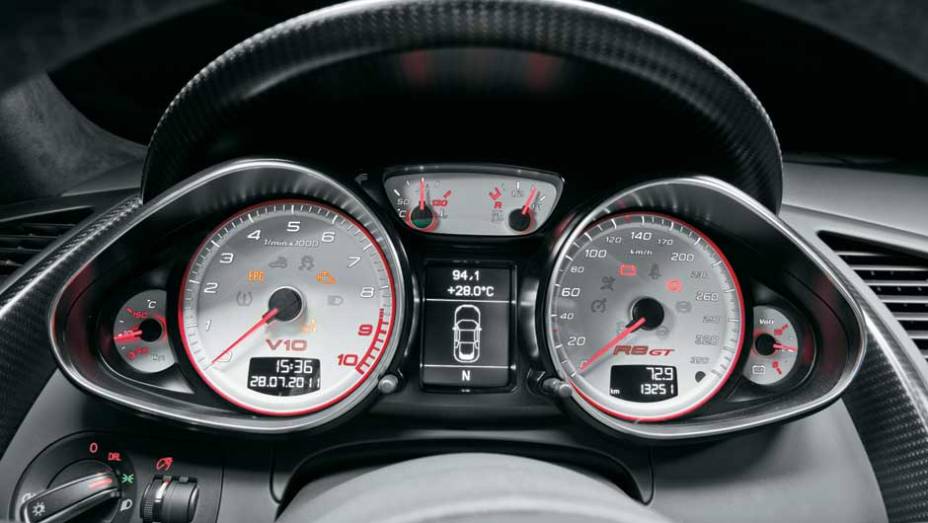 Faixa vermelha come&ccedil;a em 8 700 rpm | <a href="https://preprod.quatrorodas.abril.com.br/carros/testes/aud-r8-gt-641441.shtml" rel="migration">Leia mais</a>