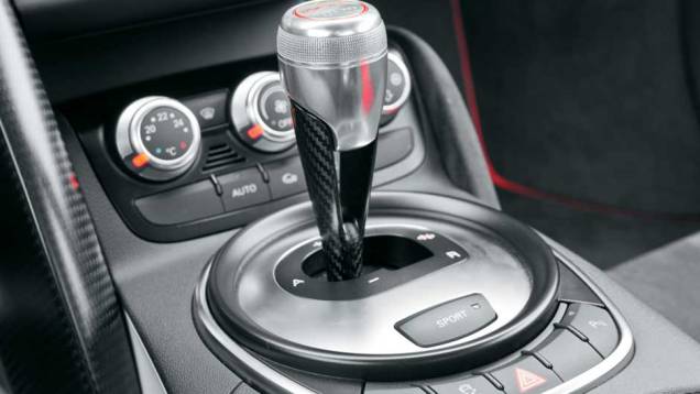 Controle de tração pode ser desligado no console | <a href="https://preprod.quatrorodas.abril.com.br/carros/testes/aud-r8-gt-641441.shtml" rel="migration">Leia mais</a> Controle de tração pode ser desligado no console | <a href="https://preprod.quatrorodas.abril.com.br/carros/testes/aud-r8-gt-641441.shtml" rel="migration">Leia mais</a>