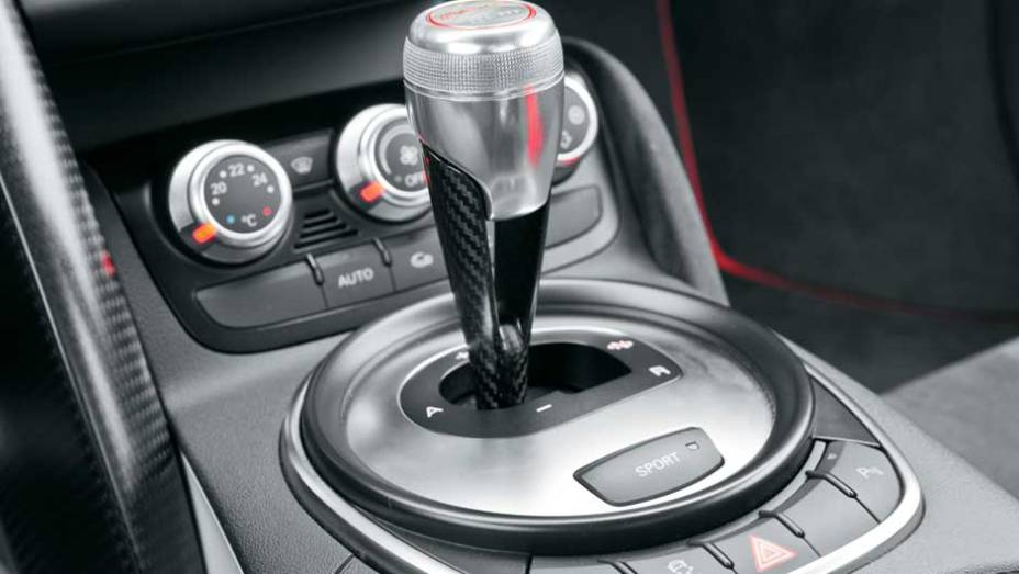 Controle de tra&ccedil;&atilde;o pode ser desligado no console | <a href="https://preprod.quatrorodas.abril.com.br/carros/testes/aud-r8-gt-641441.shtml" rel="migration">Leia mais</a>