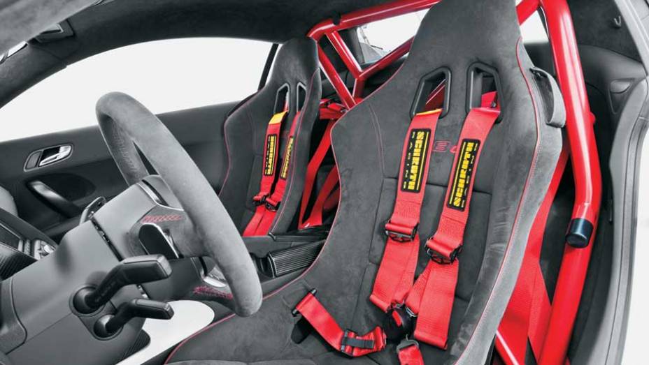 Cintos t&ecirc;m quatro pontos de apoio | <a href="https://preprod.quatrorodas.abril.com.br/carros/testes/aud-r8-gt-641441.shtml" rel="migration">Leia mais</a>