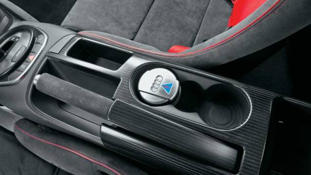 No console há uma chave geral | <a href="https://preprod.quatrorodas.abril.com.br/carros/testes/aud-r8-gt-641441.shtml" rel="migration">Leia mais</a> No console há uma chave geral | <a href="https://preprod.quatrorodas.abril.com.br/carros/testes/aud-r8-gt-641441.shtml" rel="migration">Leia mais</a>