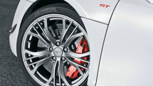 Rodas de alumínio de 19 polegadas | <a href="https://preprod.quatrorodas.abril.com.br/carros/testes/aud-r8-gt-641441.shtml" rel="migration">Leia mais</a> Rodas de alumínio de 19 polegadas | <a href="https://preprod.quatrorodas.abril.com.br/carros/testes/aud-r8-gt-641441.shtml" rel="migration">Leia mais</a>