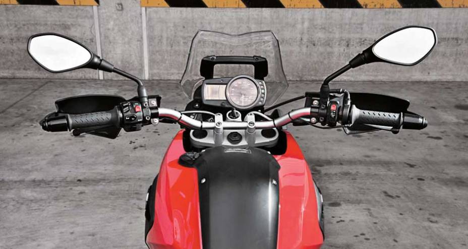 Cockpit amplo, guid&atilde;o de pegada firme e confort&aacute;vel