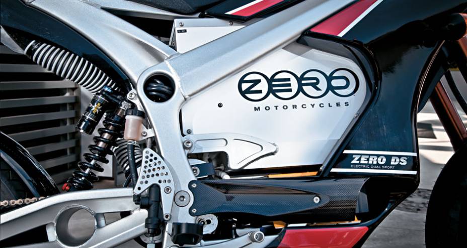 Bateria &agrave; mostra: o visual &eacute; bem diferente do de uma moto convencional, mas atrai aten&ccedil;&atilde;o.
