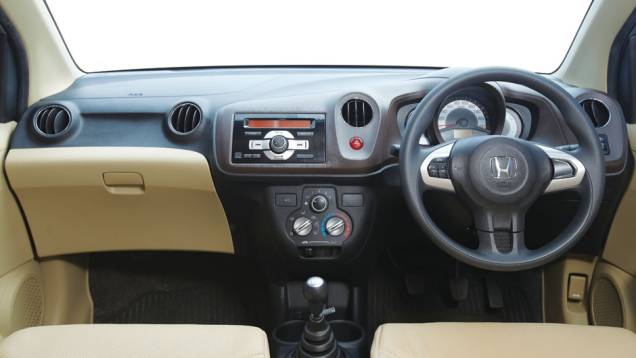 Com três raios, o volante tem comandos para controlar volume e sintonia do rádio. Com três raios, o volante tem comandos para controlar volume e sintonia do rádio.