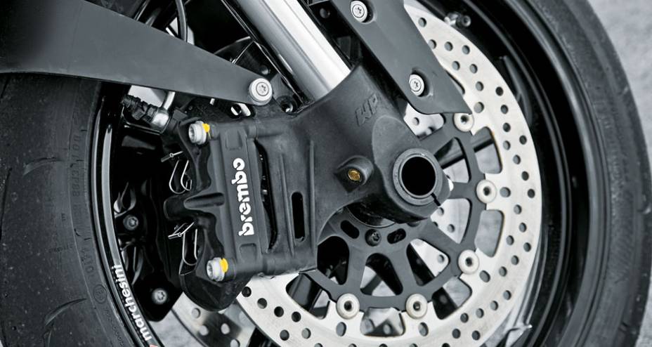Estabilidade superior &eacute; um dos pontos altos. Pin&ccedil;as radiais Brembo, agora com refor&ccedil;o do ABS, transmitem seguran&ccedil;a.