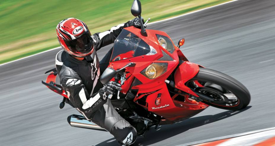 Porte de moto grande, carenagem vincada e excelente equil&iacute;brio nas curvas