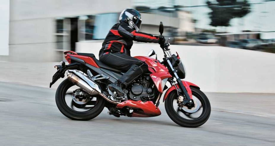 A Next tem pinta de moto maior e visual inspirado na CB 1000R | <a href="https://preprod.quatrorodas.abril.com.br/moto/testes/dafra-next-250-x-honda-cb-300r-x-kasinski-comet-gt-250-x-yamaha-fazer-250-693582.shtml" rel="migration">Leia mais</a>