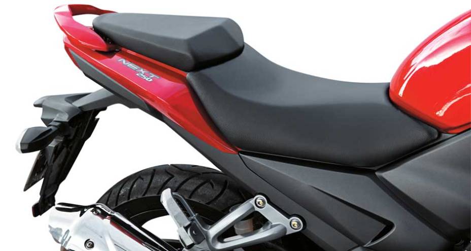 &Eacute; a única com spoiler sob o motor, da cor da moto. A alça atrás é também boa. Escape mostra manchas precoces de aquecimento | <a href="https://preprod.quatrorodas.abril.com.br/moto/testes/dafra-next-250-x-honda-cb-300r-x-kasinski-come" rel="migration"></a>