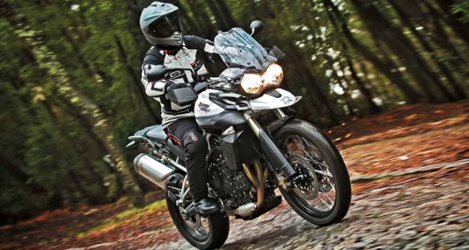 O guidão largo é chato no asfalto e bom na terra | <a href="https://preprod.quatrorodas.abril.com.br/moto/testes/triumph-tiger-800-xc-695513.shtml" rel="migration">Leia mais</a>