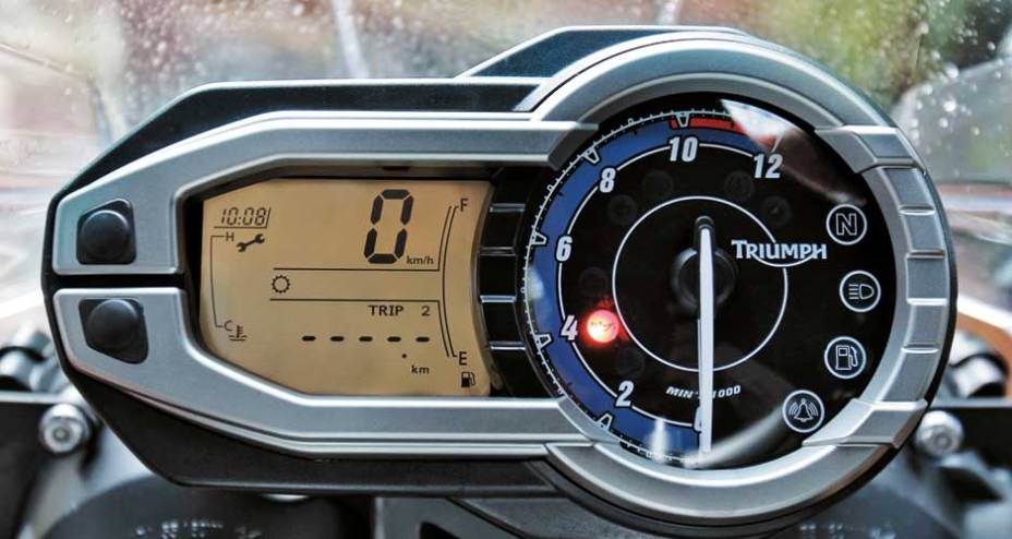 Painel segue a fórmula padronizada: conta-giros de ponteiros e demais informações em LCD | <a href="https://preprod.quatrorodas.abril.com.br/moto/testes/triumph-tiger-800-xc-695513.shtml" rel="migration">Leia mais</a>