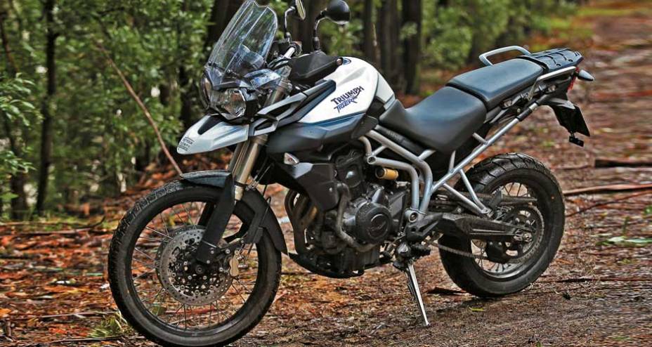 Chassi treliçado, banco com 2 níveis e alças | <a href="https://preprod.quatrorodas.abril.com.br/moto/testes/triumph-tiger-800-xc-695513.shtml" rel="migration">Leia mais</a>