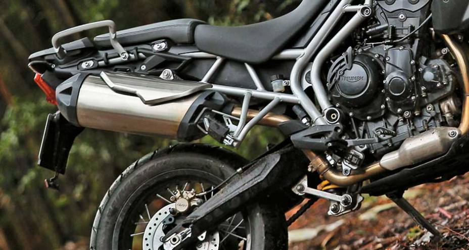 Ponteira três-em-um de aço inoxidável | <a href="https://preprod.quatrorodas.abril.com.br/moto/testes/triumph-tiger-800-xc-695513.shtml" rel="migration">Leia mais</a>