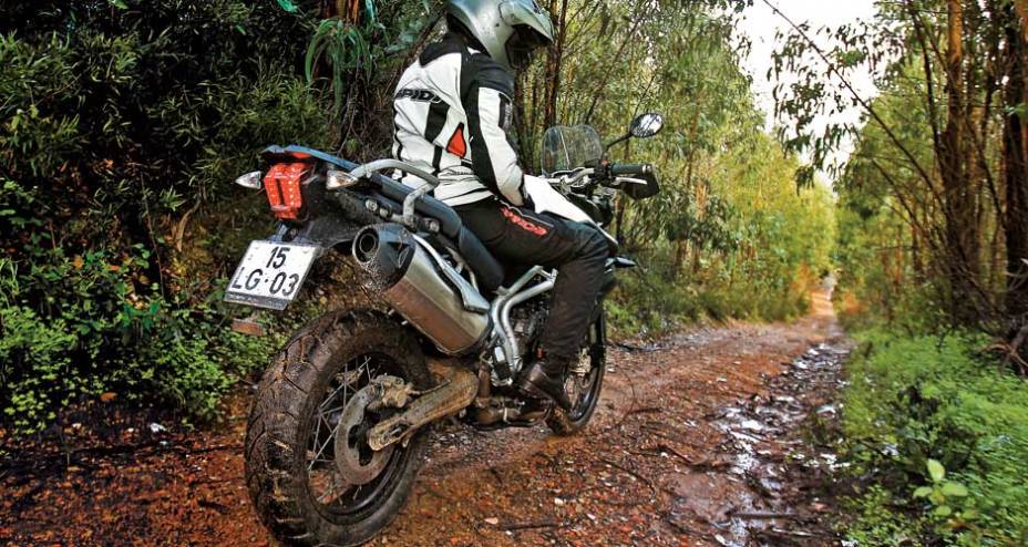 Balança de liga e freio a disco na traseira: bem leve | <a href="https://preprod.quatrorodas.abril.com.br/moto/testes/triumph-tiger-800-xc-695513.shtml" rel="migration">Leia mais</a>