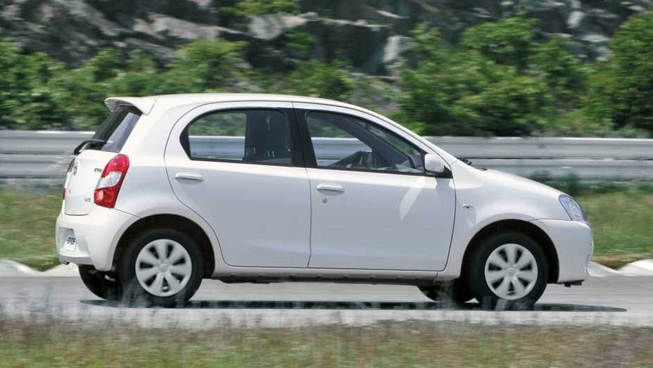 Com 3,77 metros, ohatché7cm menor que um Gol | <a href="https://preprod.quatrorodas.abril.com.br/carros/impressoes/toyota-etios-696271.shtml" rel="migration">Leia mais</a>