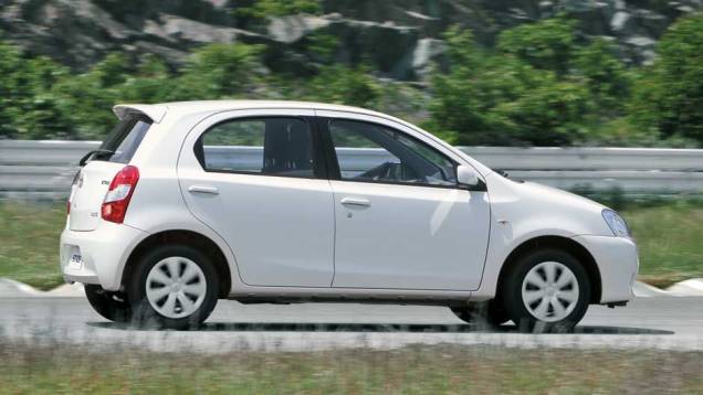 Com 3,77 metros, ohatché7cm menor que um Gol | <a href="https://preprod.quatrorodas.abril.com.br/carros/impressoes/toyota-etios-696271.shtml" rel="migration">Leia mais</a> Com 3,77 metros, ohatché7cm menor que um Gol | <a href="https://preprod.quatrorodas.abril.com.br/carros/impressoes/toyota-etios-696271.shtml" rel="migration">Leia mais</a>