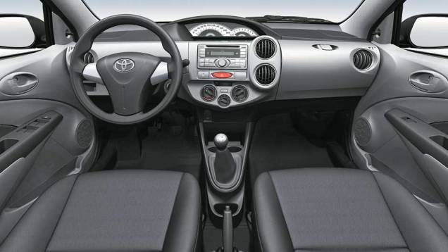 Saída de ventilação direita "atravessa" a tampa vazada do porta-luvas | <a href="https://preprod.quatrorodas.abril.com.br/carros/impressoes/toyota-etios-696271.shtml" rel="migration">Leia mais</a> Saída de ventilação direita "atravessa" a tampa vazada do porta-luvas | <a href="https://preprod.quatrorodas.abril.com.br/carros/impressoes/toyota-etios-696271.shtml" rel="migration">Leia mais</a>