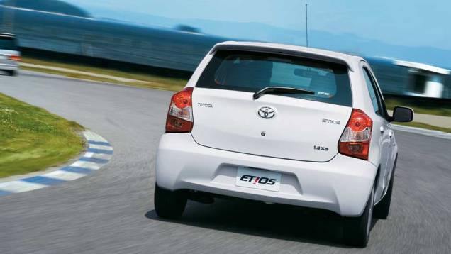 Lanterna ganhou uma divisão de cor branca | <a href="https://preprod.quatrorodas.abril.com.br/carros/impressoes/toyota-etios-696271.shtml" rel="migration">Leia mais</a> Lanterna ganhou uma divisão de cor branca | <a href="https://preprod.quatrorodas.abril.com.br/carros/impressoes/toyota-etios-696271.shtml" rel="migration">Leia mais</a>