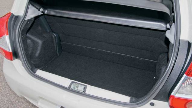 Com 263 litros, o hatch quase empata com o March (265) e perde para o Gol (285) | <a href="https://preprod.quatrorodas.abril.com.br/carros/impressoes/toyota-etios-696271.shtml" rel="migration">Leia mais</a> Com 263 litros, o hatch quase empata com o March (265) e perde para o Gol (285) | <a href="https://preprod.quatrorodas.abril.com.br/carros/impressoes/toyota-etios-696271.shtml" rel="migration">Leia mais</a>