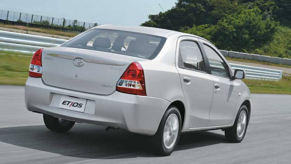 Traseira alta segue o estilo de Versa e Logan | <a href="https://preprod.quatrorodas.abril.com.br/carros/impressoes/toyota-etios-696271.shtml" rel="migration">Leia mais</a>