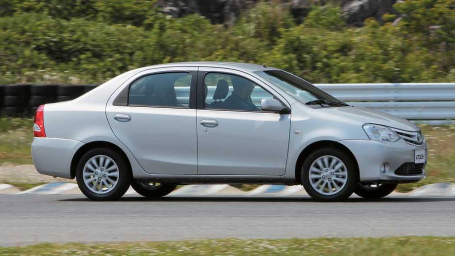 Entre-eixos da versão sedã é 49 cm maior que o do hatch | <a href="https://preprod.quatrorodas.abril.com.br/carros/impressoes/toyota-etios-696271.shtml" rel="migration">Leia mais</a>