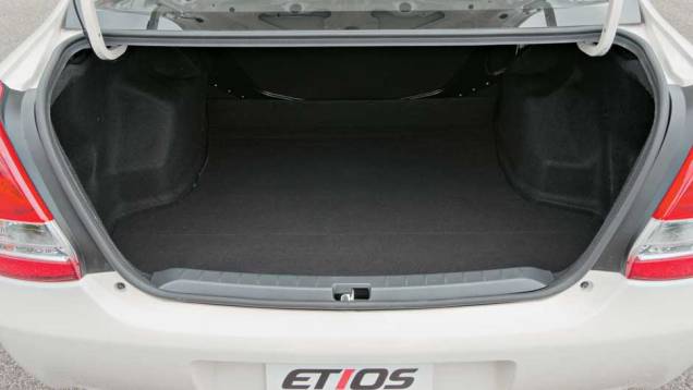 Porta-malas do três-volumes leva 595 litros, recorde da categoria | <a href="https://preprod.quatrorodas.abril.com.br/carros/impressoes/toyota-etios-696271.shtml" rel="migration">Leia mais</a> Porta-malas do três-volumes leva 595 litros, recorde da categoria | <a href="https://preprod.quatrorodas.abril.com.br/carros/impressoes/toyota-etios-696271.shtml" rel="migration">Leia mais</a>