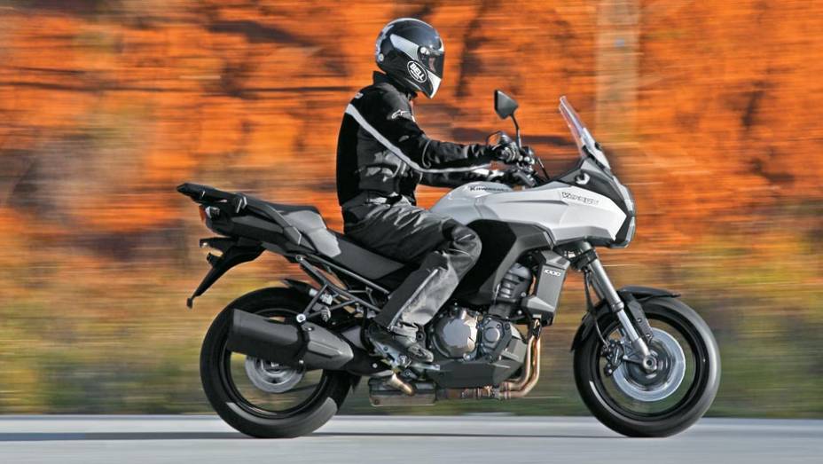 Posição de guiar superconfortável convida a viajar | <a href="https://preprod.quatrorodas.abril.com.br/moto/testes/kawasaki-versys-1000-701235.shtml" rel="migration">Leia mais</a>