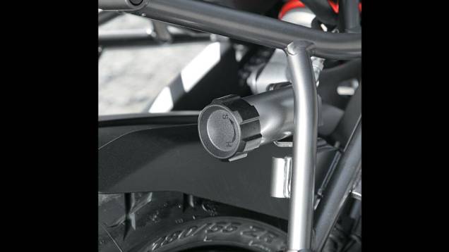 Manípulo de regulagem da suspensão traseira... | <a href="https://preprod.quatrorodas.abril.com.br/moto/testes/kawasaki-versys-1000-701235.shtml" rel="migration">Leia mais</a> Manípulo de regulagem da suspensão traseira... | <a href="https://preprod.quatrorodas.abril.com.br/moto/testes/kawasaki-versys-1000-701235.shtml" rel="migration">Leia mais</a>