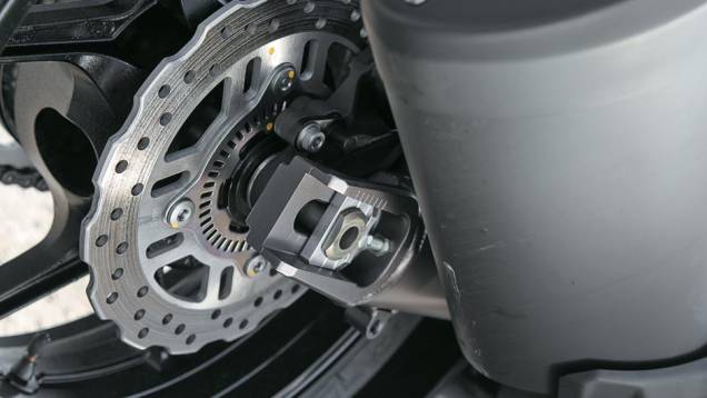 Disco de 250 mm atrás, com ABS de série | <a href="https://preprod.quatrorodas.abril.com.br/moto/testes/kawasaki-versys-1000-701235.shtml" rel="migration">Leia mais</a> Disco de 250 mm atrás, com ABS de série | <a href="https://preprod.quatrorodas.abril.com.br/moto/testes/kawasaki-versys-1000-701235.shtml" rel="migration">Leia mais</a>