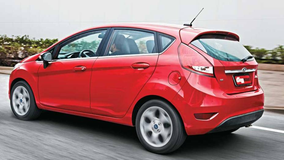 Visual da traseira é o destaque do Ford. Hatch é mais elegante | <a href="https://preprod.quatrorodas.abril.com.br/carros/comparativos/ford-new-fiesta-x-chevrolet-sonic-699387.shtml" rel="migration">Leia mais</a>