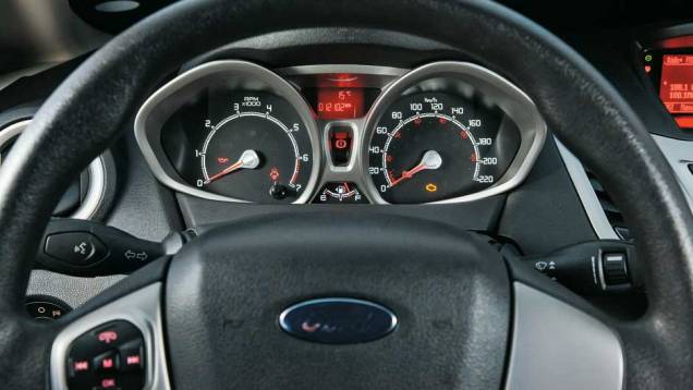 Bem desenhado, mas os mostradores são pequenos | <a href="https://preprod.quatrorodas.abril.com.br/carros/comparativos/ford-new-fiesta-x-chevrolet-sonic-699387.shtml" rel="migration">Leia mais</a> Bem desenhado, mas os mostradores são pequenos | <a href="https://preprod.quatrorodas.abril.com.br/carros/comparativos/ford-new-fiesta-x-chevrolet-sonic-699387.shtml" rel="migration">Leia mais</a>