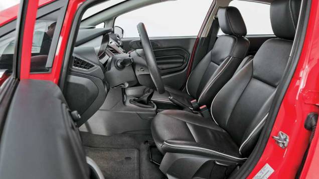 Ford tem assentos confortáveis... | <a href="https://preprod.quatrorodas.abril.com.br/carros/comparativos/ford-new-fiesta-x-chevrolet-sonic-699387.shtml" rel="migration">Leia mais</a> Ford tem assentos confortáveis... | <a href="https://preprod.quatrorodas.abril.com.br/carros/comparativos/ford-new-fiesta-x-chevrolet-sonic-699387.shtml" rel="migration">Leia mais</a>