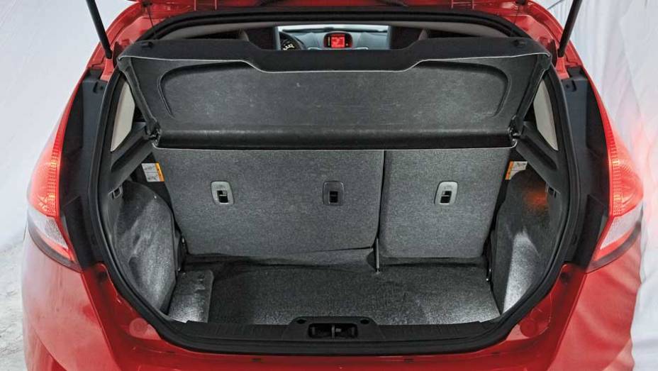 Espaço na traseira é mais limitado | <a href="https://preprod.quatrorodas.abril.com.br/carros/comparativos/ford-new-fiesta-x-chevrolet-sonic-699387.shtml" rel="migration">Leia mais</a>