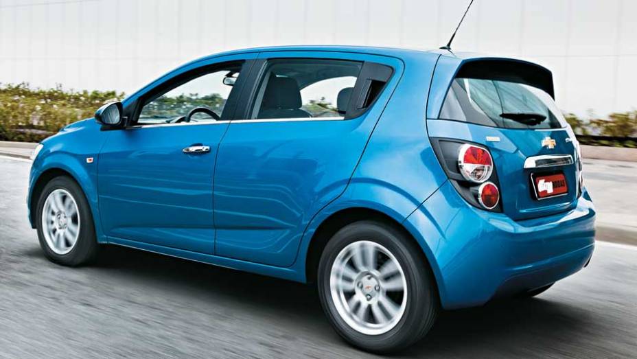 Lanternas 3D dão charme adicional, mas a dianteiraé mais atraente | <a href="https://preprod.quatrorodas.abril.com.br/carros/comparativos/ford-new-fiesta-x-chevrolet-sonic-699387.shtml" rel="migration">Leia mais</a>