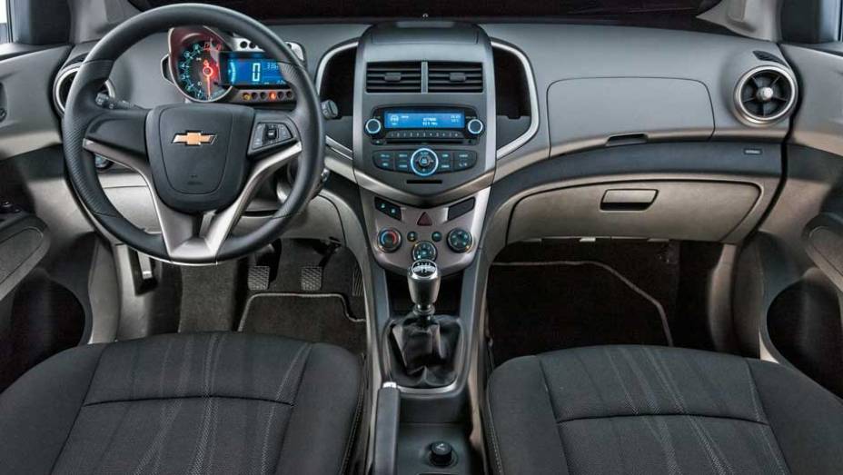 Painel tem acabamento cuidadoso e estende-se às portas | <a href="https://preprod.quatrorodas.abril.com.br/carros/comparativos/ford-new-fiesta-x-chevrolet-sonic-699387.shtml" rel="migration">Leia mais</a>