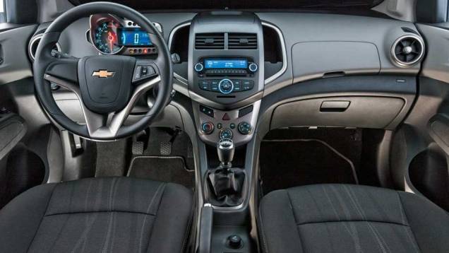 Painel tem acabamento cuidadoso e estende-se às portas | <a href="https://preprod.quatrorodas.abril.com.br/carros/comparativos/ford-new-fiesta-x-chevrolet-sonic-699387.shtml" rel="migration">Leia mais</a> Painel tem acabamento cuidadoso e estende-se às portas | <a href="https://preprod.quatrorodas.abril.com.br/carros/comparativos/ford-new-fiesta-x-chevrolet-sonic-699387.shtml" rel="migration">Leia mais</a>