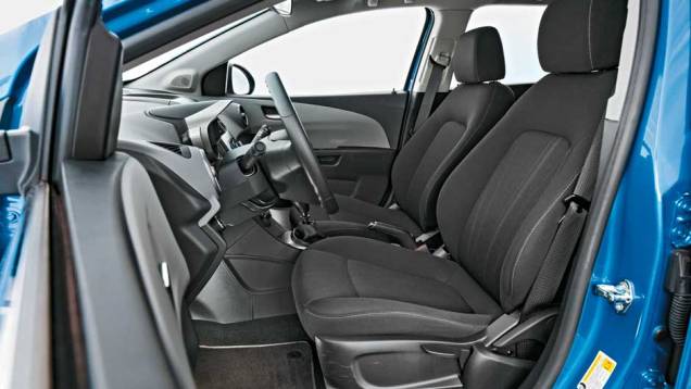 Direção tem ajuste de altura e profundidade | <a href="https://preprod.quatrorodas.abril.com.br/carros/comparativos/ford-new-fiesta-x-chevrolet-sonic-699387.shtml" rel="migration">Leia mais</a> Direção tem ajuste de altura e profundidade | <a href="https://preprod.quatrorodas.abril.com.br/carros/comparativos/ford-new-fiesta-x-chevrolet-sonic-699387.shtml" rel="migration">Leia mais</a>