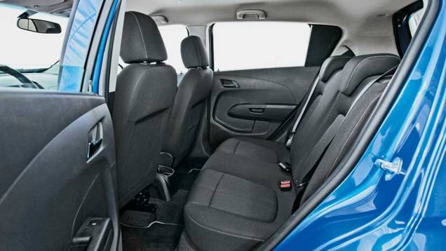 Encostos traseiros são escamoteáveis... | <a href="https://preprod.quatrorodas.abril.com.br/carros/comparativos/ford-new-fiesta-x-chevrolet-sonic-699387.shtml" rel="migration">Leia mais</a> Encostos traseiros são escamoteáveis... | <a href="https://preprod.quatrorodas.abril.com.br/carros/comparativos/ford-new-fiesta-x-chevrolet-sonic-699387.shtml" rel="migration">Leia mais</a>