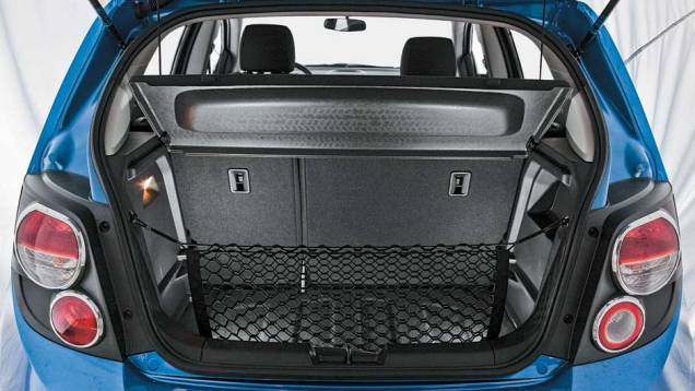 ...e o encosto é bipartido | <a href="https://preprod.quatrorodas.abril.com.br/carros/comparativos/ford-new-fiesta-x-chevrolet-sonic-699387.shtml" rel="migration">Leia mais</a> ...e o encosto é bipartido | <a href="https://preprod.quatrorodas.abril.com.br/carros/comparativos/ford-new-fiesta-x-chevrolet-sonic-699387.shtml" rel="migration">Leia mais</a>
