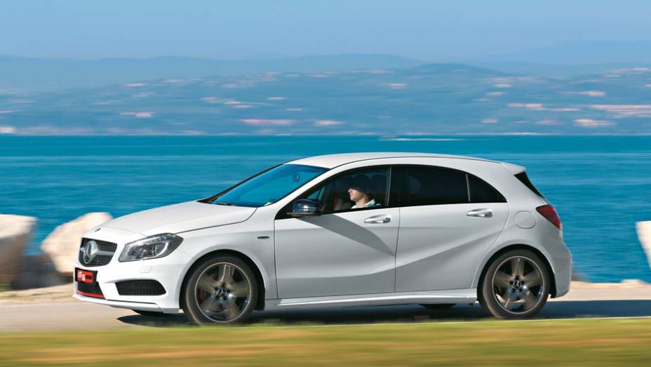 Vincos na lateral fazem do seu design o mais moderno dos Mercedes | <a href="https://preprod.quatrorodas.abril.com.br/carros/impressoes/mercedes-benz-250-699651.shtml" rel="migration">Leia mais</a>