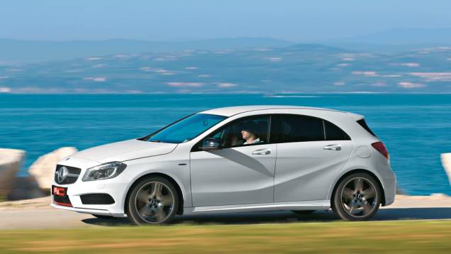 Vincos na lateral fazem do seu design o mais moderno dos Mercedes | <a href="https://preprod.quatrorodas.abril.com.br/carros/impressoes/mercedes-benz-250-699651.shtml" rel="migration">Leia mais</a> Vincos na lateral fazem do seu design o mais moderno dos Mercedes | <a href="https://preprod.quatrorodas.abril.com.br/carros/impressoes/mercedes-benz-250-699651.shtml" rel="migration">Leia mais</a>