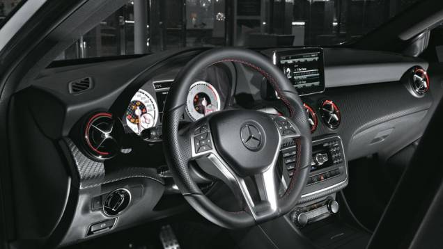 O Classe A também incorpora as saídas de ar que estrearam no cupê SLS AMG | <a href="https://preprod.quatrorodas.abril.com.br/carros/impressoes/mercedes-benz-250-699651.shtml" rel="migration">Leia mais</a> O Classe A também incorpora as saídas de ar que estrearam no cupê SLS AMG | <a href="https://preprod.quatrorodas.abril.com.br/carros/impressoes/mercedes-benz-250-699651.shtml" rel="migration">Leia mais</a>