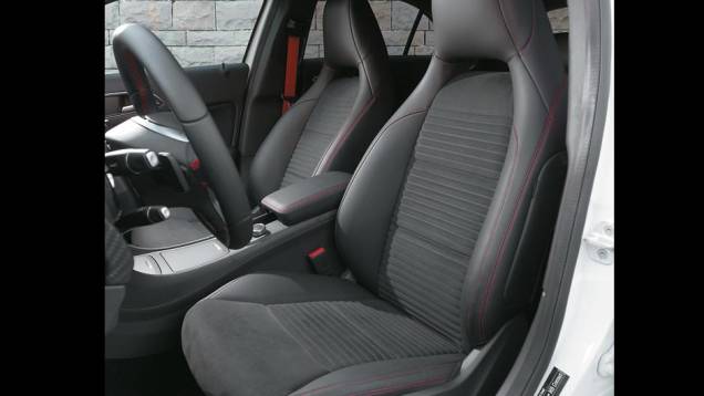 No pacote AMG, bancos com encosto de cabeça integrado | <a href="https://preprod.quatrorodas.abril.com.br/carros/impressoes/mercedes-benz-250-699651.shtml" rel="migration">Leia mais</a> No pacote AMG, bancos com encosto de cabeça integrado | <a href="https://preprod.quatrorodas.abril.com.br/carros/impressoes/mercedes-benz-250-699651.shtml" rel="migration">Leia mais</a>