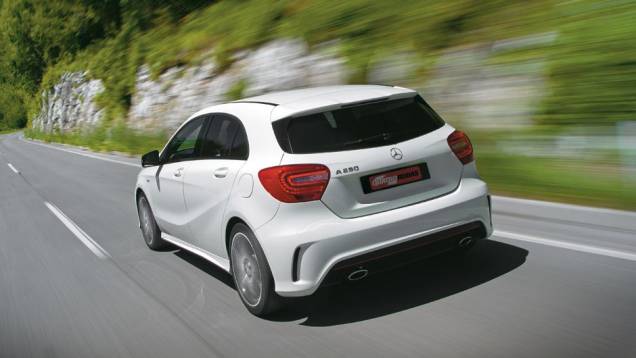 Para-choque com exaustores e duplo escape: pacote AMG | <a href="https://preprod.quatrorodas.abril.com.br/carros/impressoes/mercedes-benz-250-699651.shtml" rel="migration">Leia mais</a> Para-choque com exaustores e duplo escape: pacote AMG | <a href="https://preprod.quatrorodas.abril.com.br/carros/impressoes/mercedes-benz-250-699651.shtml" rel="migration">Leia mais</a>