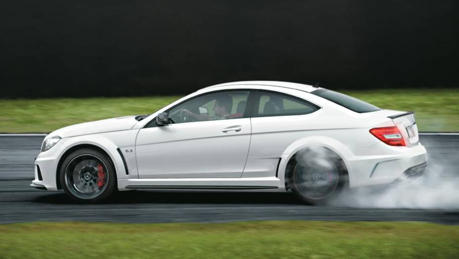 Eletrônica em off: motor de 517 cv mostra o que é despejar potência | <a href="https://preprod.quatrorodas.abril.com.br/carros/testes/mercedes-benz-c-63-amg-black-series-699994.shtml" rel="migration">Leia mais</a>