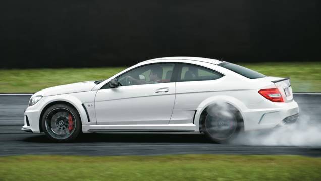 Eletrônica em off: motor de 517 cv mostra o que é despejar potência | <a href="https://preprod.quatrorodas.abril.com.br/carros/testes/mercedes-benz-c-63-amg-black-series-699994.shtml" rel="migration">Leia mais</a> Eletrônica em off: motor de 517 cv mostra o que é despejar potência | <a href="https://preprod.quatrorodas.abril.com.br/carros/testes/mercedes-benz-c-63-amg-black-series-699994.shtml" rel="migration">Leia mais</a>