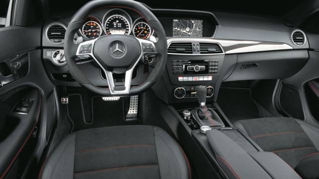 Assim como o banco, o volante é forrado com dois tipos de couro, além de ter base e topo achatados, igual a carros de corrida | <a href="https://preprod.quatrorodas.abril.com.br/carros/testes/mercedes-benz-c-63-amg-black-series-699994.shtml" rel="migration">Leia mais</a> Assim como o banco, o volante é forrado com dois tipos de couro, além de ter base e topo achatados, igual a carros de corrida | <a href="https://preprod.quatrorodas.abril.com.br/carros/testes/mercedes-benz-c-63-amg-black-series-699994.shtml" rel="migration">Leia mais</a>