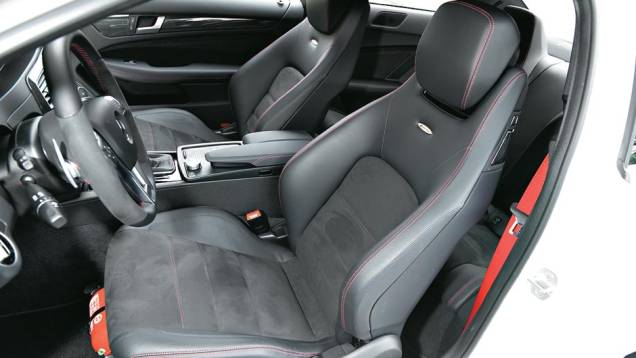 Bancos concha na dianteira têm ajuste elétrico do encosto | <a href="https://preprod.quatrorodas.abril.com.br/carros/testes/mercedes-benz-c-63-amg-black-series-699994.shtml" rel="migration">Leia mais</a> Bancos concha na dianteira têm ajuste elétrico do encosto | <a href="https://preprod.quatrorodas.abril.com.br/carros/testes/mercedes-benz-c-63-amg-black-series-699994.shtml" rel="migration">Leia mais</a>