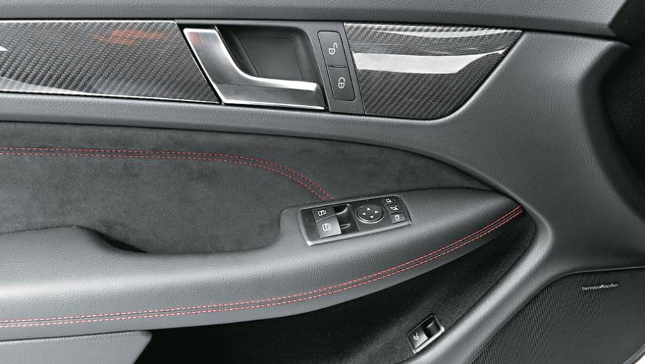Apliques na porta e no console utilizam fibra de carbono | <a href="https://preprod.quatrorodas.abril.com.br/carros/testes/mercedes-benz-c-63-amg-black-series-699994.shtml" rel="migration">Leia mais</a>